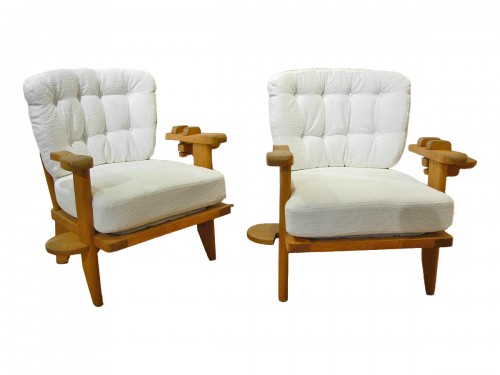 Guillerme et Chambron - Paire de fauteuils en chêne et leur porte verre