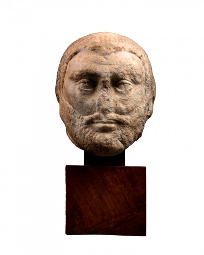 Tête d'homme en marbre de l'époque romaine antique
