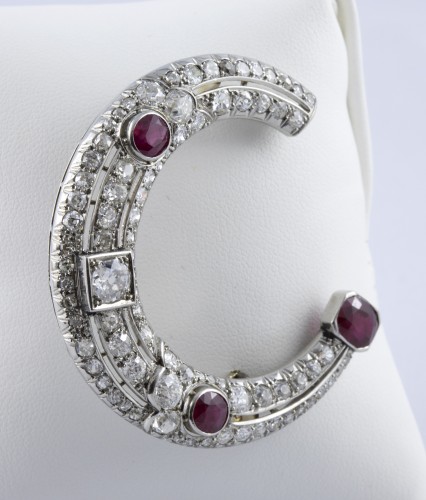 Broche demi lune en Platine, diamants et rubis - Bijouterie, Joaillerie Style 