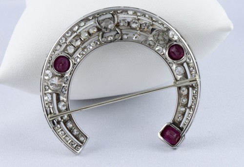 XXe siècle - Broche demi lune en Platine, diamants et rubis