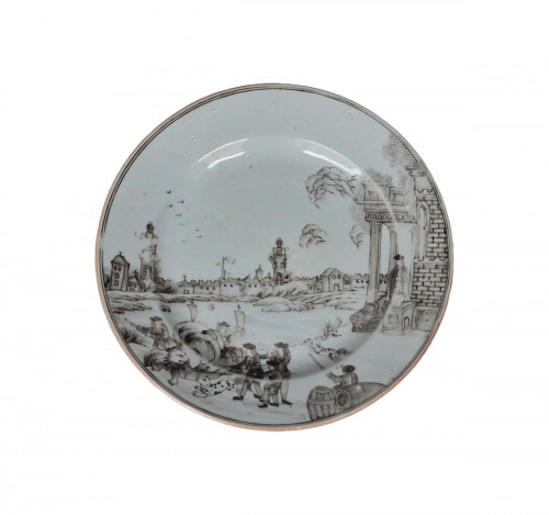 Assiette en porcelaine de Chine à décor en grisaille d'un port et d'un lion, 18e siècle