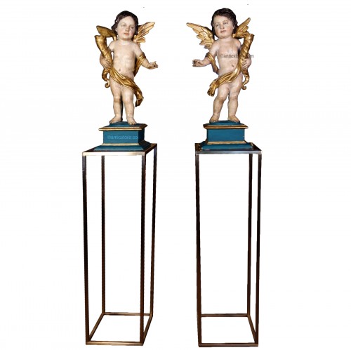 Paire d’anges céroféraires en bois polychrome sur sellettes