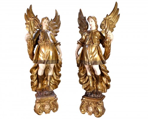 Grande paire d’anges porte-torchères en bois doré