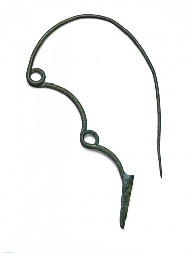 Grande fibule en bronze italique de type serpent, 6e siècle avant J.-C.