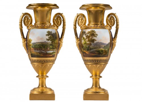 Paire de vases à deux anses en porcelaine de Paris