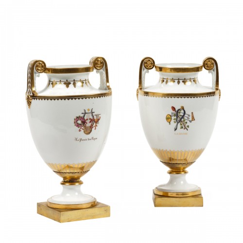Paire de vases aux attributs en porcelaine de Sèvres du XIXe siècle