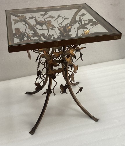 Mobilier Table & Guéridon - Guéridon en fer patiné à décor végétal et oiseaux vers 1970