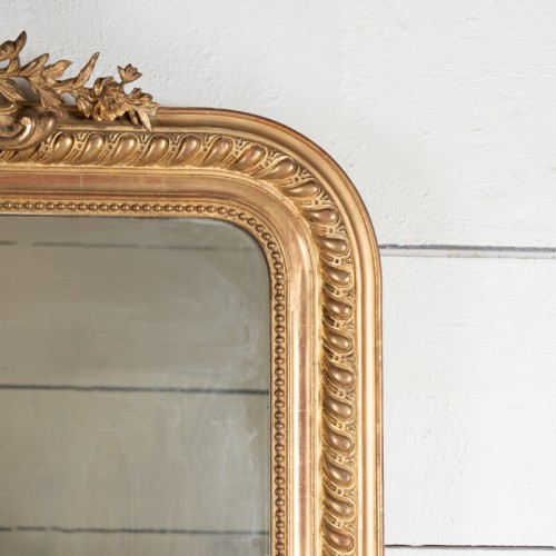 19th century - Very large carved mirror with small pediment