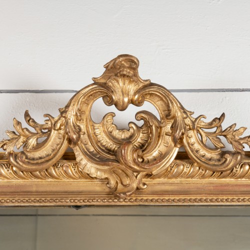 Antiquités - Very large carved mirror with small pediment