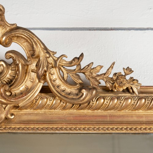 Antiquités - Very large carved mirror with small pediment