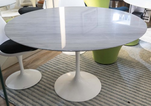 Eero Saarinen &amp; Knoll International -  Grey marble Tulipe” dining table - Furniture Style 