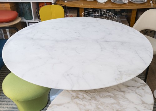 Eero SAARINEN Knoll International -  “Tulip” Calacatta marble Table - Furniture Style 