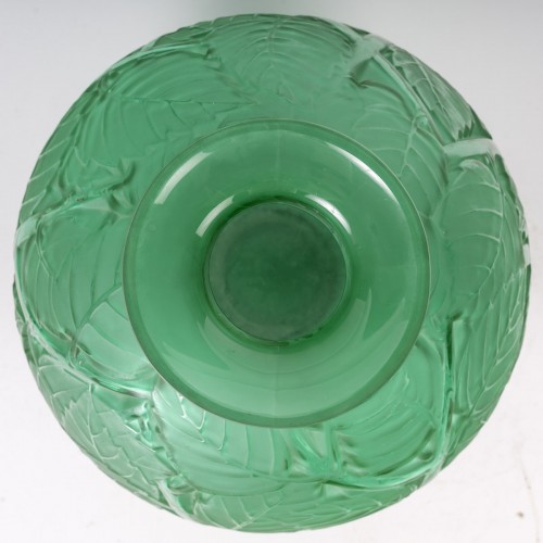 XXe siècle - René Lalique, 1929, - Vase « Milan » épreuve en verre teinté vert