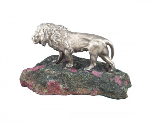 Lion en argent massif sur base en eudialyte