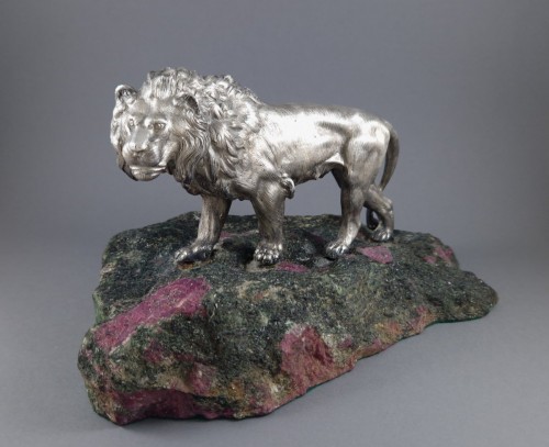 Lion en argent massif sur base en eudialyte - Argenterie et Arts de la table Style 