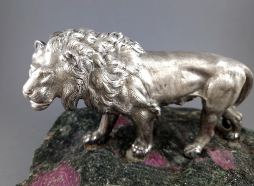 Argenterie et Arts de la table  - Lion en argent massif sur base en eudialyte