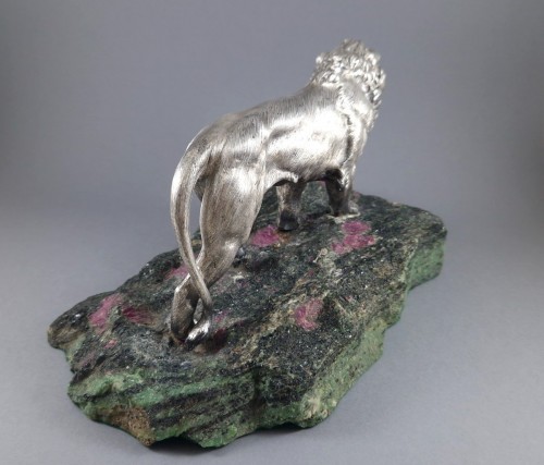 Lion en argent massif sur base en eudialyte - 