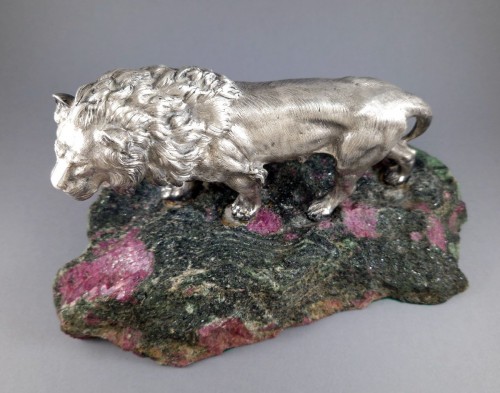  - Lion en argent massif sur base en eudialyte