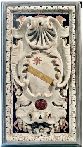 Pair de heraldry sculptures carved in carrara marble