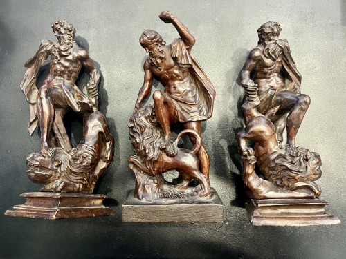 18th century - Three carved fruitwood sculptures depicting Hercules taming the lion