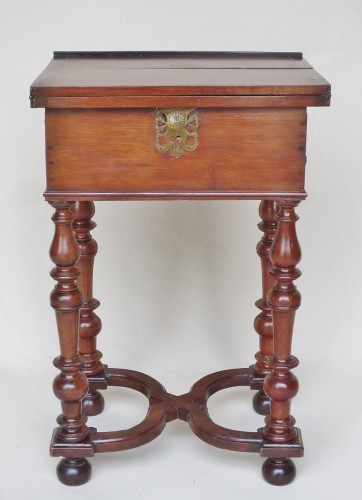 Petite table à combinaison en noyer massif fin XVIIe ou début XVIIIe siècle - Mobilier Style Louis XIII