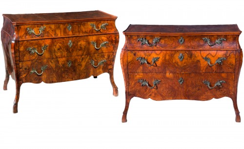 Paire de commodes plaquées de noyer, Lombardie XVIIIe siècle