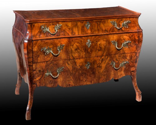 18th century - Pair of chests of drawers veneered in walnut, Lombardy 18th century