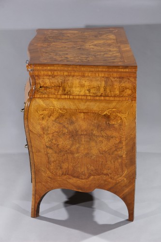 Commode en placage de noyer et bruyère de noyer, lombardie milieu du 18e siècle - Mobilier Style Louis XV