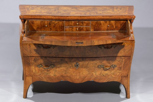 XVIIIe siècle - Commode en placage de noyer et bruyère de noyer, lombardie milieu du 18e siècle