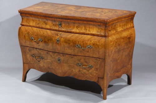 Commode en placage de noyer et bruyère de noyer, lombardie milieu du 18e siècle - Louis XV