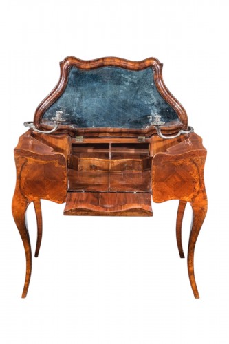 Walnut and thuja root veneered dressing table, 18th Venetian cabinetmaking