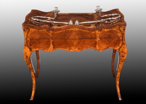 Walnut and thuja root veneered dressing table, 18th Venetian cabinetmaking - Furniture Style Louis XV