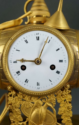 Horlogerie Pendule - Pendule "Au tonneau" en bronze doré d'époque Empire