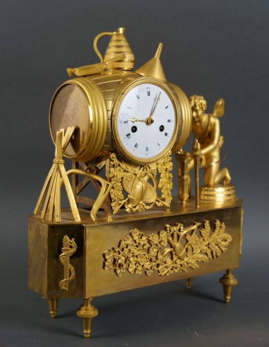 Pendule "Au tonneau" en bronze doré d'époque Empire - Empire