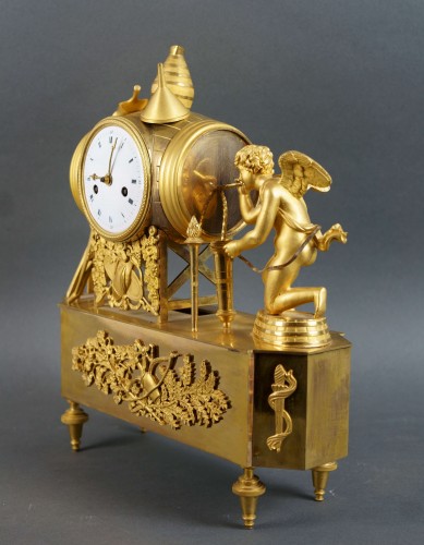 Empire - Pendule "Au tonneau" en bronze doré d'époque Empire