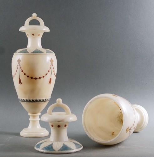 Objet de décoration Cassolettes, coupe et vase - Paire d'Urnes en Albâtre et Scagliola du XVIIIe siècle