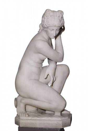 Early 19th Crouching Venus White marble 