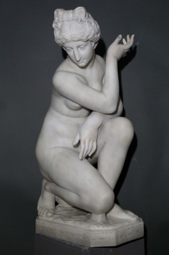 Early 19th Crouching Venus White marble  - Sculpture Style Empire