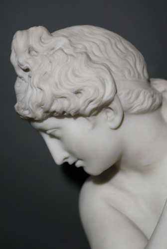 Early 19th Crouching Venus White marble  - 