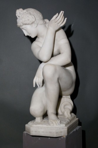 19th century - Early 19th Crouching Venus White marble 