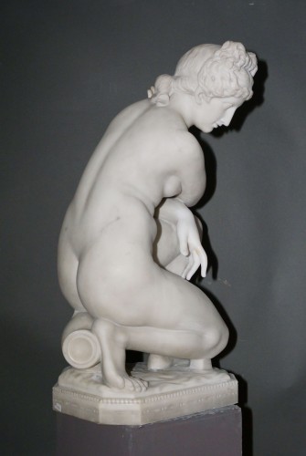 Early 19th Crouching Venus White marble  - Empire