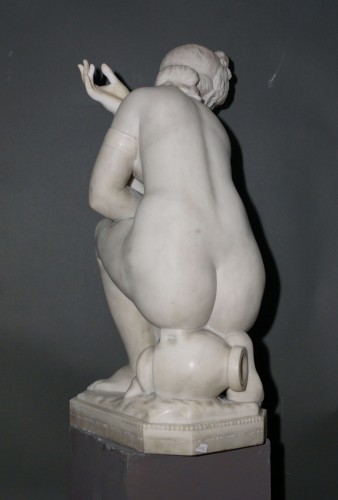 Empire - Early 19th Crouching Venus White marble 