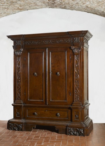 17th century - Walnut wardrobe,  Northern Italy 17th century