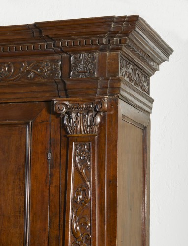 Walnut wardrobe,  Northern Italy 17th century - 