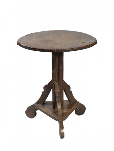 Round table in walnut, Lombardy 16th century