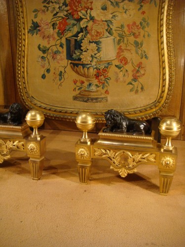 Paire de chenets aux lions couchés en bronze d'époque Consulat - Objet de décoration Style Empire
