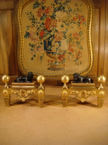 Objet de décoration  - Paire de chenets aux lions couchés en bronze d'époque Consulat