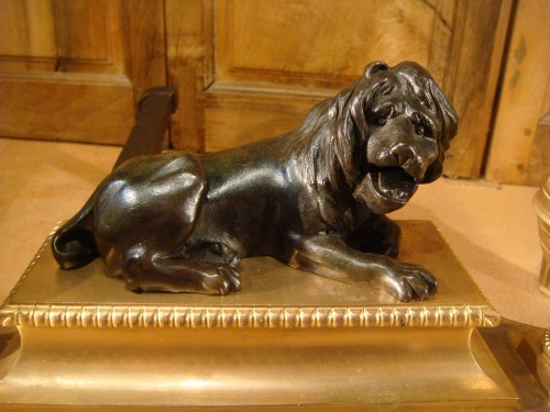 Paire de chenets aux lions couchés en bronze d'époque Consulat - Empire