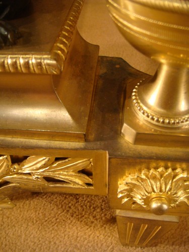 Antiquités - Paire de chenets aux lions couchés en bronze d'époque Consulat