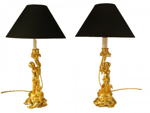 Paire de lampes Bougeoirs en bronze doré aux Amours